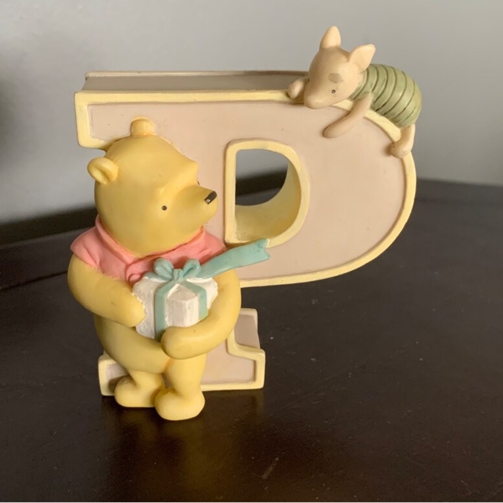 Vintage Resin Classic Pooh Letter P - Wall Decor